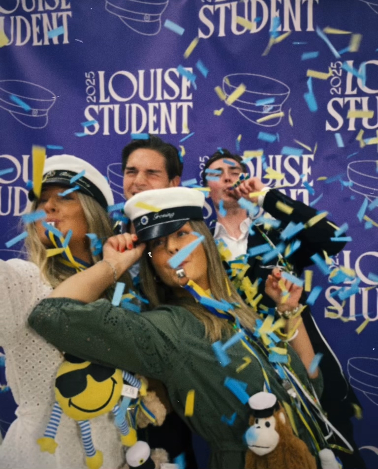 Studenter firar mot studentvägg